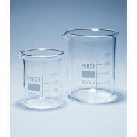 Bécher en verre Pyrex® forme basse avec bec verseur